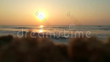 日落日出时，太阳正落在地平线上，越过海洋或海洋。 宁静的海洋海浪。 自然的天空暖色.. 全景，