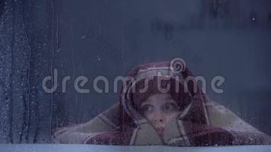 下雨天被雷声吓得浑身湿透的小女孩
