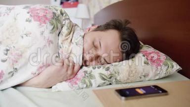 男人睡在床上，有舒适的枕头和毯子，<strong>电话铃</strong>声，他醒来。