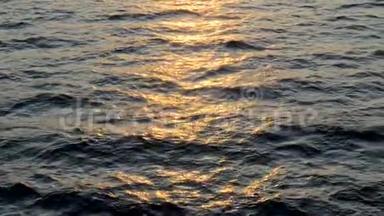 平静大海的背景。 海面上几乎没有<strong>波浪</strong>。 深蓝色的海洋，阳光在<strong>水中</strong>反射。