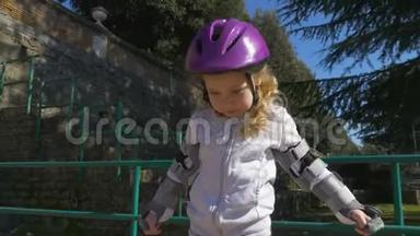 孩子学会骑滑轮鞋