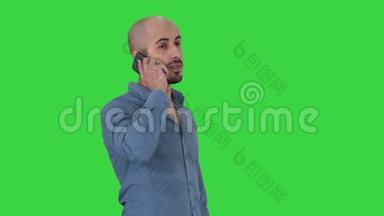 严肃的<strong>阿拉伯人</strong>在绿色屏幕上的电话交谈，Chroma键。