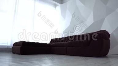 舒适、家具和室内概念-在舒适的家庭客厅坐垫的沙发，可放大。