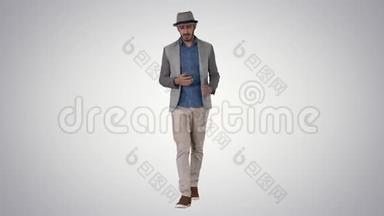潮流时尚积极开朗的男人穿着休闲衬衫和太阳帽走路和交谈与相机梯度