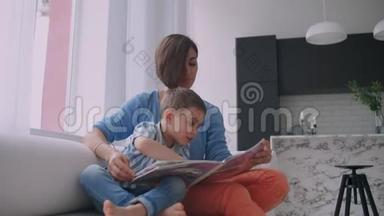 <strong>母子</strong>俩读书.. 快乐的年轻<strong>母子</strong>在家的沙发上看书..