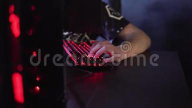 在游戏玩家`的手在键盘上，积极按下按钮，在网上玩MMO游戏。 背景资料