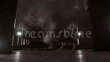 慢动作：<strong>舞台</strong>上的初级芭蕾在黑暗的<strong>光线</strong>下排练表演。 大厅里的灯。