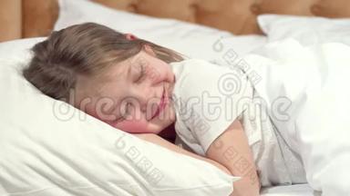 可爱的小女孩要睡在床上，妈妈在盖毯子