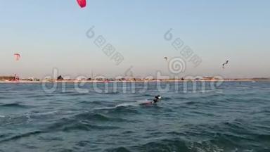 赤鸢的女人在海边的海边玩风筝，消遣
