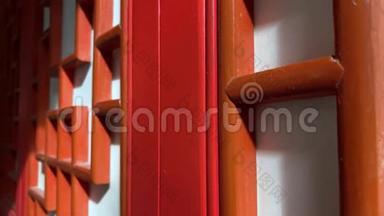 中<strong>国风</strong>格的<strong>红</strong>色木制雕刻装饰门，亚洲传统装饰家居、墙壁和门