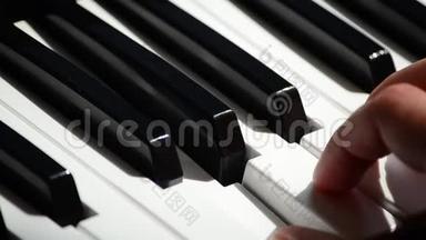 女手指<strong>弹钢琴</strong>特写.. 欣赏创作和表演音乐的概念