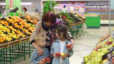 甜甜善良的奶奶带着小孩子在超市买新鲜的苹果..