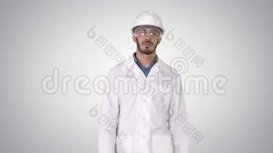 科学工程师戴着安全帽，戴着渐变背景的眼镜走路..