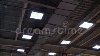 大型商场天花板上悬挂暖通空调系统和灯具的长管