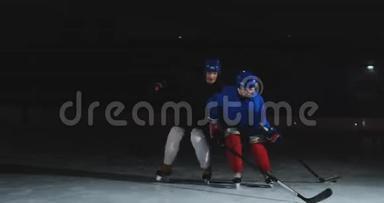 两名<strong>冰球运动</strong>员为<strong>冰球</strong>、双腿、溜冰鞋而战