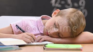 课上睡在桌子上的学生很累，受教育很累，工作过度