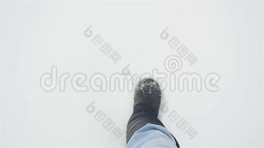一个人走在雪地里。 健步走腿。 冬季。 慢动作