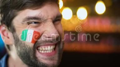 快乐的意大利球迷，脸上涂着<strong>旗子</strong>尖叫，球队进球，赢得胜利