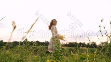 喜笑颜开的姑娘，野花盛开，花束在傍晚的草地上飞舞