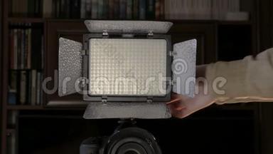 <strong>启用</strong>和禁用安装在摄像机上的led照明装置.. 拍摄内部的照明设备。 DSLR录像