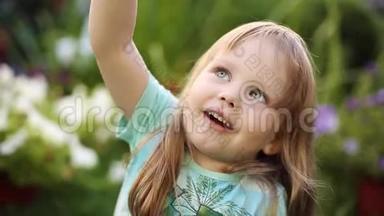 <strong>超</strong>级<strong>可爱</strong>的金发小女孩穿着t恤在草地上吹肥皂泡。