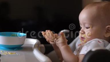 小可爱的宝贝看着他沾满食物的手，高兴地拍手