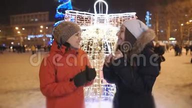 两个女朋友在圣诞<strong>假期</strong>玩得很<strong>开心</strong>。