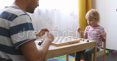 <strong>父亲教孩子</strong>在家下棋