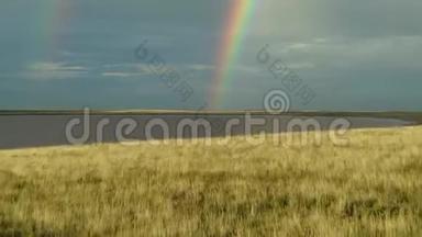 俄罗斯曼奇湖。 雨后的自然，明亮的彩虹，美丽的景观从上面