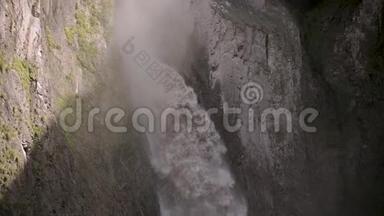 在岩石山区的一个大瀑布的特写。 从很大的高度缓慢地下降水。 <strong>缺水</strong>