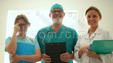 诊所的首席医生和两名年轻医生<strong>实习生</strong>。 医学生涯，医学背景.. 三位医生微笑着