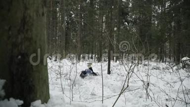 女孩穿过冬天的森林，跌跌撞撞地走进雪地