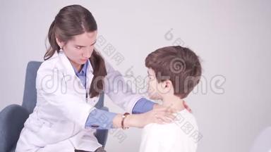 医生在7岁男孩颈部触诊淋巴结，<strong>体检</strong>