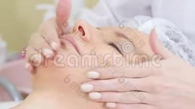 美容师将面霜涂在客户脸`做美容手术，在美容过程中清洗面部
