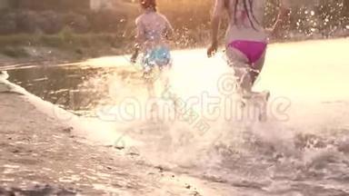 快乐的孩子们沿着海滩<strong>奔跑</strong>。 女孩们在沙滩上<strong>奔跑</strong>，在海滩上溅起水滴，笑着。 快乐和快乐