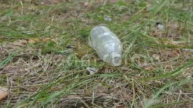塑料瓶躺在公园的草地上。 对环境的态度.. 环境问题及其解决办法