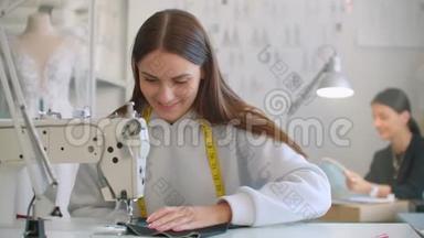 定制衣服。 缝纫工人在缝纫机上缝制衣服。 裁缝把衣服缝在衣服上