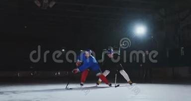 两名冰球运动员<strong>为</strong>冰球、双腿、溜冰鞋<strong>而战</strong>