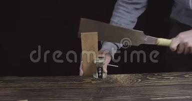 一个木工工匠锯一个木制的细节来制作一个胡子梳子。 木匠<strong>做手工</strong>木制梳子. 。 电影4K录像
