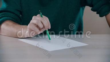 一个人要在桌子上写下单词