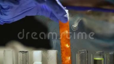 化验师用沸腾液体取试管，观察底部<strong>沉积</strong>物