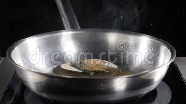 慢动作的食物视频.. 在煎锅上煮<strong>海鲜</strong>。 用香料煮<strong>海鲜</strong>。 油溅了。 厨师