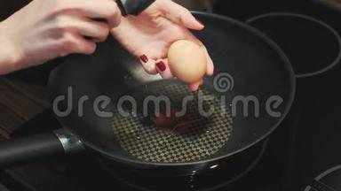 用刀<strong>打碎</strong>鸡蛋，用平底锅煎蛋