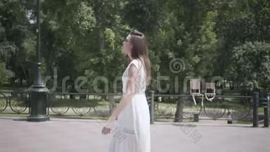 可爱的年轻女孩，一头长长的黑发，戴着太阳镜，穿着一件白色的<strong>夏季</strong>时装<strong>长裙</strong>走在街上