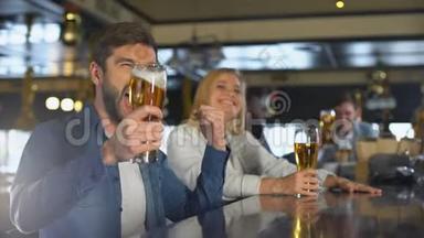 在酒吧享受<strong>体育项目</strong>的朋友，为胜利而喝酒，啤酒传统