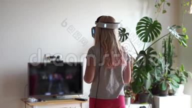 青春的现代生活.. 日常生活中最新的电子技术.. 十几岁的女孩在家玩虚拟现实