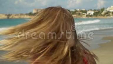年轻的金发女人摇了摇头，使她的金发在海洋<strong>背景</strong>上缓慢地<strong>飘动</strong>。 孤独女孩