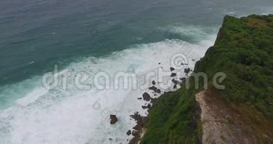 美丽的海洋，海浪拍打着巴厘岛海岸的岩石，4k