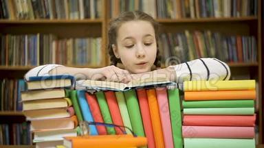 快乐的女孩在图书馆看书时大笑