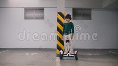这个男孩骑着陀螺仪在地下车库停车场。